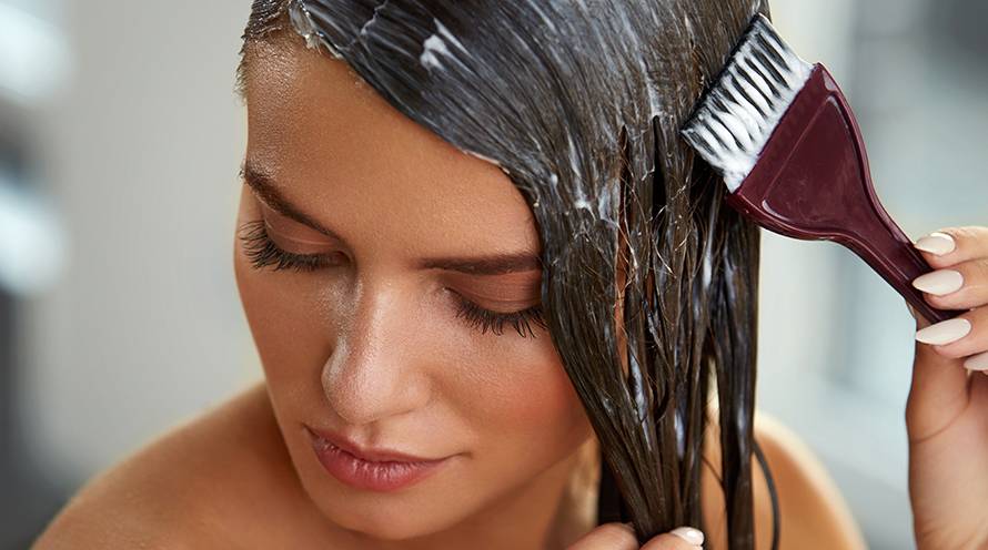 Βαφή μαλλιών στο σπίτι: Μην κάνεις κι εσύ αυτά τα 7 λάθη!